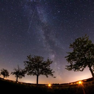 36192841-sternschnuppen-entstehen-wenn-kleine-gesteinsbrocken-in-der-erdatmosphaere-vergluehen-zum-beispiel-wenn-die-erde-durch-die-staubspur-eines-kometen-NS73